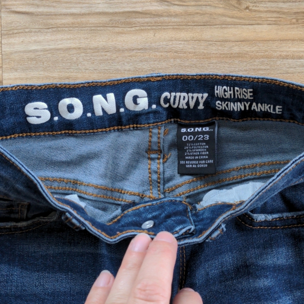 S.O.N.G. Curvy 00 W:11.5 R:9 I:27.5